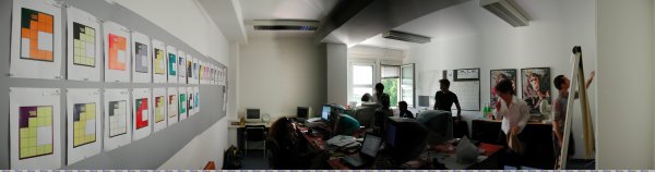 Überhitzt zu heiße Büros: Heizen mit Bildschirm und Computer
Rund 25 m² Büro werden mit 7 Bildschirmen und 5 Desktop Computern geheizt. Die Mitarbeiter hinzugerechnet sind 2 kW Heizleistung trotzt sommerlicher Temparaturen im Einsatz.