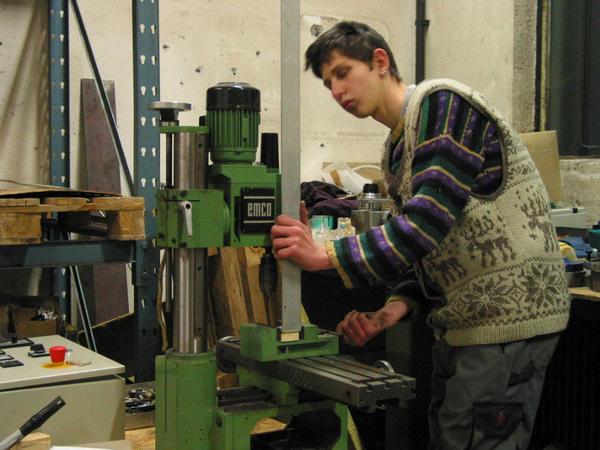 Werkstatt zum basteln von einem Nodalpunt Stativadapter
Präzises biegen von 4mm Aluminium ist die wichtigste Voraussetzung. Sonst muss nur gebohrt und ein 1/4 Zoll Stativgewinde geschnitten werden.