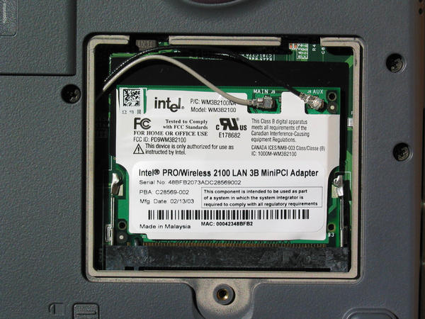 Foto Acer Travelmate 800 Mini PCI Karte
Intel Pro/Wireless 2100 LAN 3B MiniPCI Adapter - Modell WM3B2100. 2 Antennenkabeln gehen zu der Karte. Es wäre interessant, ob man da eine externe Antenne anschließen kann.