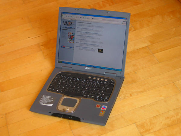 Photo Notebook Banias Centrino Acer Travelmate 800
15.1“ TFT mit 1400 x 1050 Auflösung bestimmen die Größe des Laptops. Die ergonomisch geschwungene Tastatur wird zum wichtigsten Erkennungszeichen für Acer Notebooks.