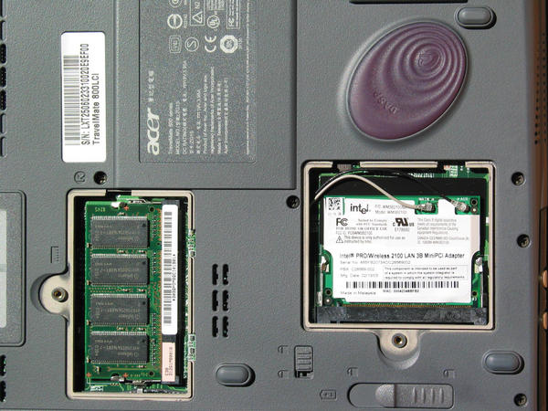 Photo Acer Travelmate 800 RAM und PCI Karte
Detail von der Bodenansicht: Geöffneter RAM Slot und Slot für die Mini PCI Karte. Der Schieber rechts unten ist für die Entriegelung der Batterie.