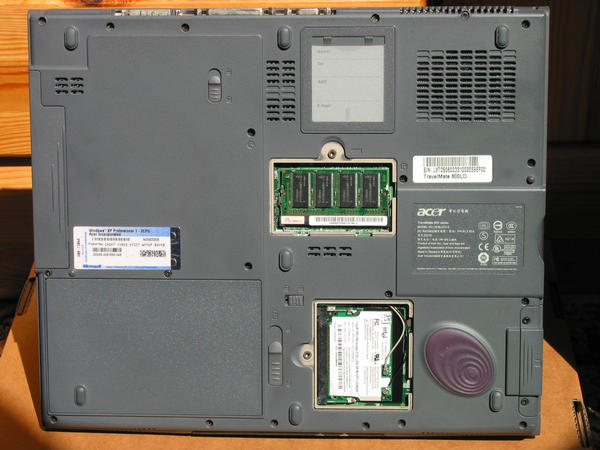 Foto Acer Travelmate 800 Unterseite
Links Oben: DVD CD-RW Entriegelung, rechts oben Ansauggitter Kühlsystem, rechts unten Dämpfungssystem Harddisk, mitte unten Mini PCI Karte, mitte RAM Slot 1