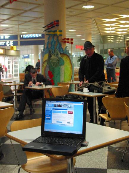 München Flughafen WLAN Rooming
Derzeit, Stand 4 Jänner 2003, noch kostenlos. In mehreren Bereichen des Münchner Flughafens kann man die Wartezeit mit dem eigenen Notebook im Internet sinnvoll nutzen.
