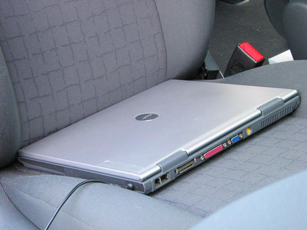 Notebook am Beifahrersitz
Der längliche Stecker wird beim Seitenhalt der Sitze nach oben geknickt. Ein baldiger Ausfall des minderwertigen Steckers ist so vorprogrammiert.