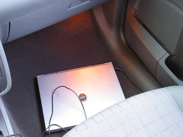 Notebook in the footwell at the passenger
The elongated inferior plug doesn't have a long chance of survival here either. The plug has to slow down the notebook at every faster turn.