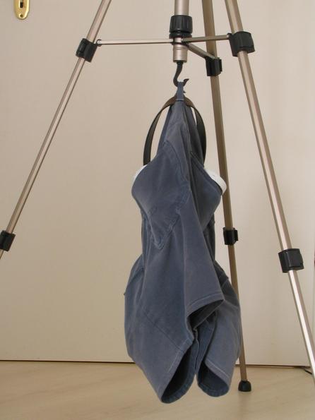 Hook on the tripod
As well as the Erno D55, the Hama Star 61 have a hook to hang weights for a higher stability against wind.