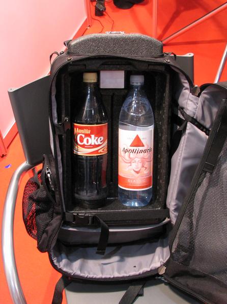 Kühlschrank im Rucksack
Unter dem Peltierelement ist im Rucksack ein Kühlschrank eingebaut. 2 Stück 1 Liter Flaschen passen in den Rucksack rein. Der Spezialrucksack soll Ende 2006 auf dem Markt kommen.