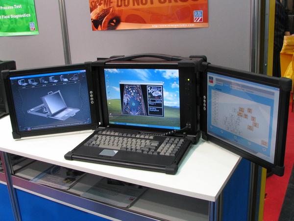 Portabler Computer mit 3 Bildschirmen
Für den portablen Einsatz zum Video und Audio Bearbeiten ist dieser Koffer mit 3 Bildschirmen. Der Preis zeigt, nur für den professsionellen Einsatz.