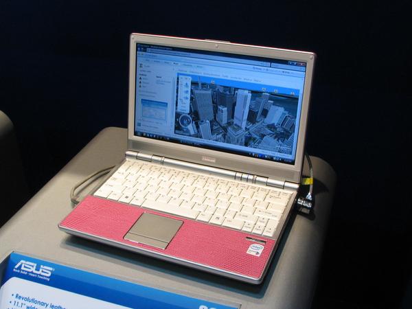 Ledergebundener Laptop
Auch die Oberseite vor der Tastatur ist bei diesem Asus mit Leder belegt. Das Leder gibt den Laptops eine individuelle Note.