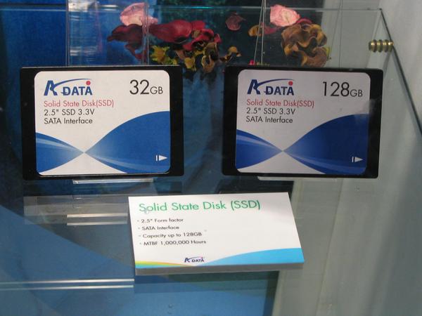 Solid State Disk SSD
Weniger Strom und vor allem keinen Lärm machen diese Harddisks mit 32 und 128 GB ohne mechanisch bewegte Bauteile