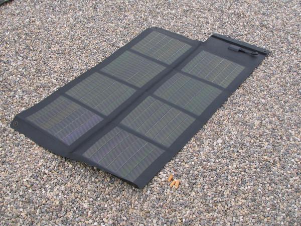 Faltbare Photovoltaik
Das sehr kompakt transportierbare Modul ist schnell zur 8-fachen Fläche entfaltet. 25 Watt Peak reichen für einen sparsamen Notebook.