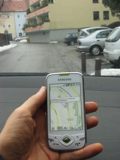 Abfahrt mit Google Maps Navigation
Auf Android V1,5 noch ohne Sprachausgabe. Mit Menü “Standort anzeigen“ wird und bleibt der Kartenausschnitt auf die eignene Position zentriert.