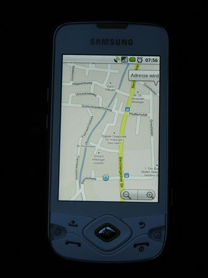 GPS 70 m daneben
Nachdem ich schon einige Zeit laut GPS mitten durch Häuser durch fahre, halte ich in der Kurve Berchtesgadener Straße zum Sternhofweg an.