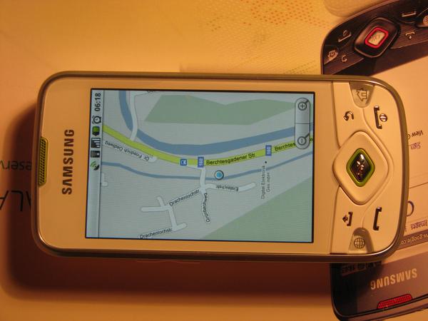 Google Maps mit Verbindung zum Internet
Zuhause verbindet sich das Samsung Galaxy Spica sofort mit meinem WLAN, dann muss ich es nur noch zum Dachfenster halten, damit es ein paar GPS Satelliten findet.