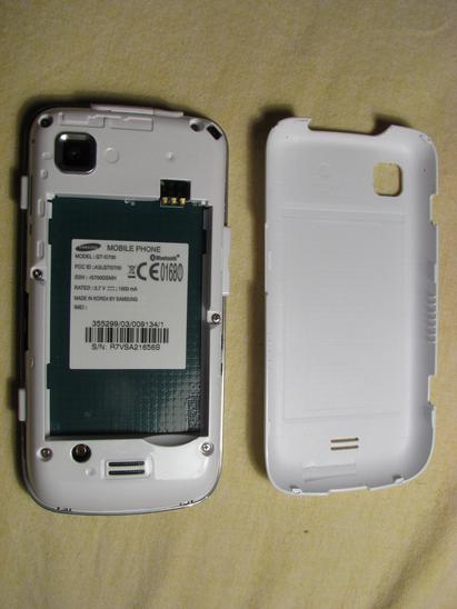 Gehäuse Schale Samsung Galaxy Spica
Bei abgenommener Gehäuseschale sind auf der Seite die Schlitze für SIM-Karte und Mini-SD-Karte frei zugänglich. Die Karten können ohne herausnehmen des Akkus gewechselt werden.