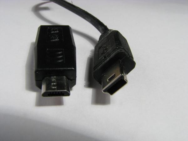Mini-USB auf Micro-USB Adapter
Bei dem 12V Ladegerät ist ein Mini-USB auf Micro-USB Adapter. Der Stecker am Ladegerät ist Mini-USB, mit dem Adapter kann man dann Micro-USB Geräte anschließen.