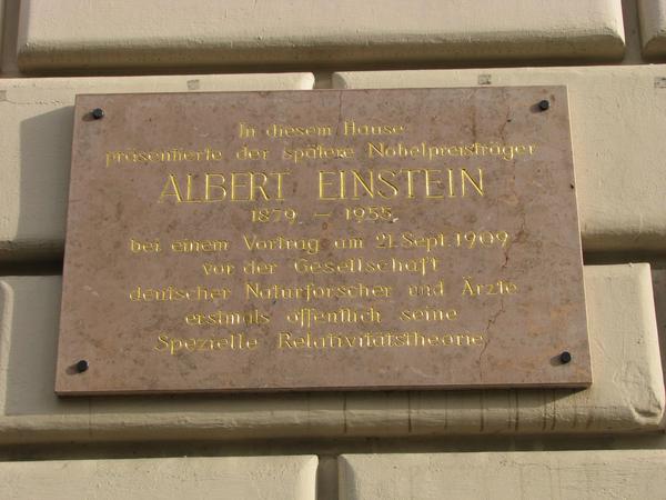 Einstein Relaitvitätstheorie Gedenktafel
Als Jugendlicher studierte ich ein Buch über die Relativitätstheorie. Seit über 3 Jahrzehnten wohne ich in Salzburg. Sehr oft komme ich auf den Mirabellplatz.