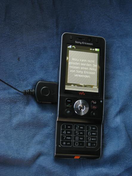 Sony Ericsson w910i erkennt eigenen Akku nicht
Im September 2008 gekauft erkennt das Gerät Februar 2009 den eigenen Akku nicht mehr und verweigert das Aufladen. Eine Situation die an den Sony Rootkit erinnert.