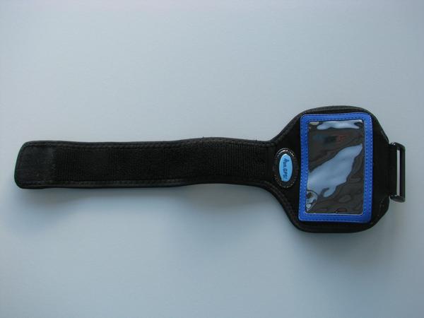 Armband für Handy
Was tun, wenn man aufs Handy schauen möchte, aber keine Hand frei hat das Handy zu halten? Weil man gerade geht, läuft oder auf dem Elektroroller unterwegs ist?