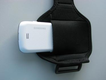 Handy einstecken
Auf der Rückseite des Armbands ist ein Schlitz wo man das Handy hinein stecken kann. Da Material ist leicht elastisch, zum Schluß den anderen Teil über das Handy spannen.
Bild 1