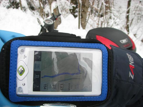 Outdoor Nutzung Navigationshandy
Hier speichere ich gerade die GPS Aufzeichnung ab, nachdem ich meine Töchter ein paarmal mit dem Schlitten durch den Ort gezogen habe. Das Armband mit Hülle