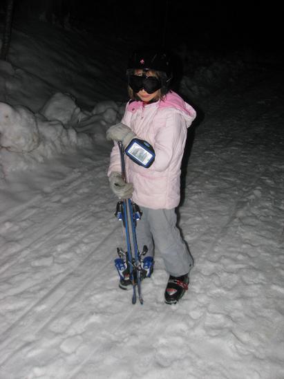 Skifahren mit Taschenlampe
Am späten Nachmittag fährt Johanna mit dem Ski im Wald. Da wird natürlich mit CardioTrainer von Worksmart Labs Inc aufgezeichnet,