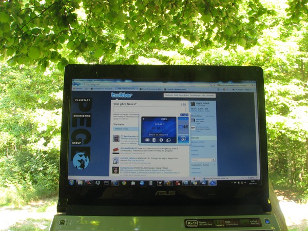 Bildschirm im Freien gut lesbar
Ich liege mit dem Notebook unter einem Baum im Schatten. Im Hintergrund andere Bäume voll von der Sonne beschienen. Das Display ist sehr gut lesbar.