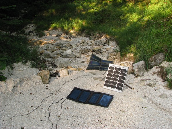 Sonne früh am Morgen
6. Juli 2012. Etwas Sonnenschein durch die Baumwipfel. Ich habe alle 3 Photovoltaikmodule mit, weil ich Heute den Betrieb von 2 Notebooks testen möchte.