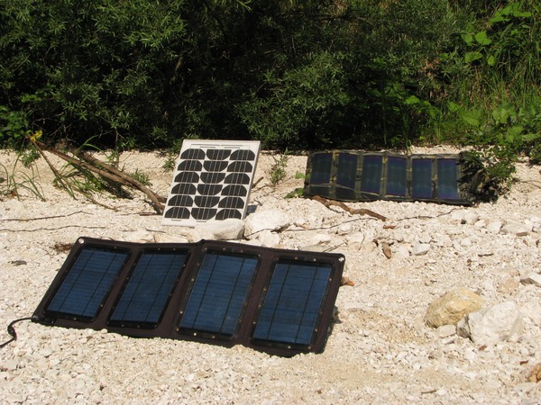 Nachschub von der Sonne
Während ich gerade den Test mit 2 angeschlossenen Notebooks mache, liefern alle 3 Photovoltaikmodule zusammen 2,74 A bei 14,2 V. 39 Watt sind knapp unter dem Verbrauch.