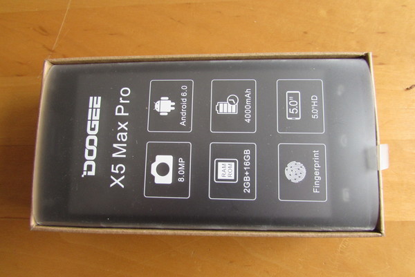 Doogee X5 MAX pro: die Post ist da
Eine einfache Schachtel mit Smartphone, Netzteil und einem USB zu Mikro-USB.Kabel. Der Akku ist im Gerät eingelegt, aber die Kontakte sind mit einer Klebefolie abgedeckt.
Bild 2