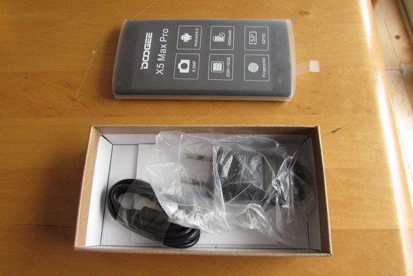 Doogee X5 MAX pro: die Post ist da
Eine einfache Schachtel mit Smartphone, Netzteil und einem USB zu Mikro-USB.Kabel. Der Akku ist im Gerät eingelegt, aber die Kontakte sind mit einer Klebefolie abgedeckt.
Bild 3