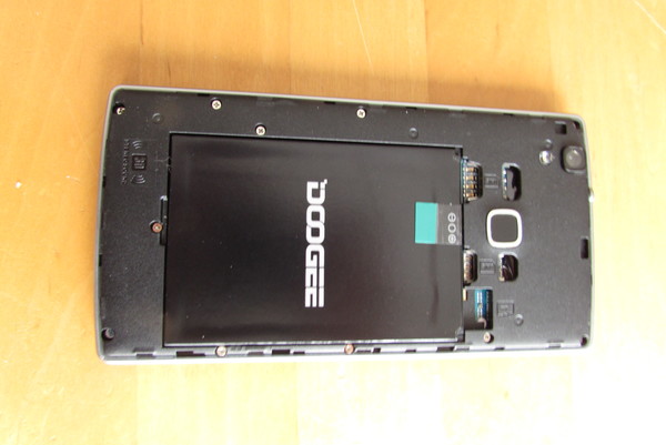 Doogee X5 MAX pro: die Post ist da
Eine einfache Schachtel mit Smartphone, Netzteil und einem USB zu Mikro-USB.Kabel. Der Akku ist im Gerät eingelegt, aber die Kontakte sind mit einer Klebefolie abgedeckt.
Bild 4