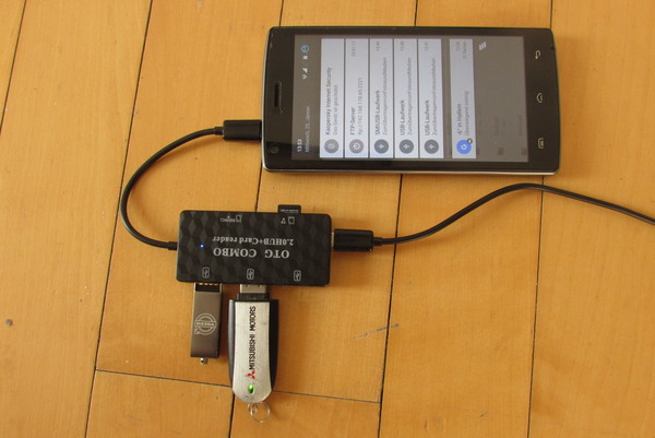 OTG USB Hub und Kartenleser
Am Mikro-USB Anscluss des Doogee X5 MAX pro sind über diesen kombinierten Hub und Kartenlser eine Mikro-SD Karte und 2 USB-Sticks angeschlossen.