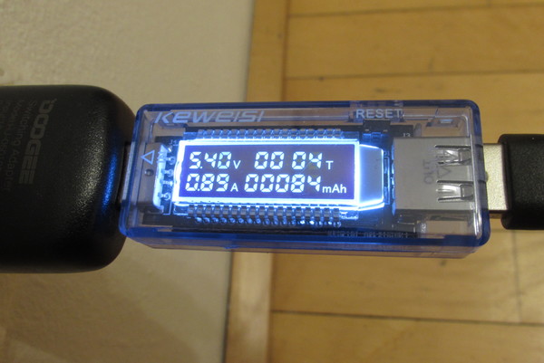 USB Messgerät Volt Ampere mAh Zähler
Was liefert dieses USB-Ladegerät wirklich? Wie viel Strom nimmt jenes Gerät auf? Was Sie schon immer über USB Stromversorgung wissen wollten, aber bisher nie erfahren konnten.