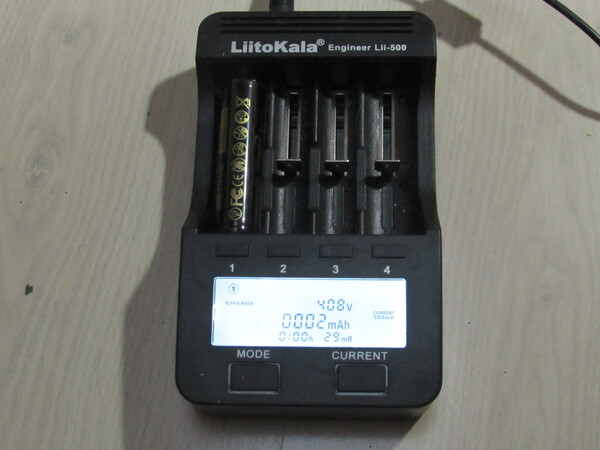 Charger AA AAA NiMh 18650 Lithium Ion
Four completely different batteries can be charged at once by the Liitokala Lii 500. How many mAh have already been charged, the internal resistance and the voltage are displayed.