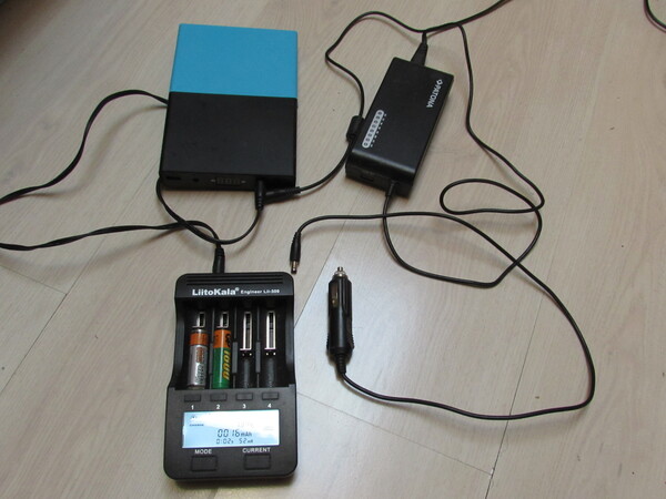 Charger AA AAA NiMh 18650 Lithium Ion
Four completely different batteries can be charged at once by the Liitokala Lii 500. How many mAh have already been charged, the internal resistance and the voltage are displayed.
Picture 1