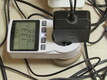Wattmeter 230 V AC
Ein eingebauter aufladbarer Lithium Akku speichert die Daten, wenn das Messgerät gerade nicht an der Steckdose hängt. Dieses Wattmeter kostet unter 10 €.