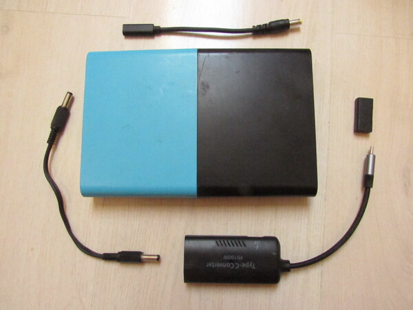 Alte Powerbanks mit USB-C PD weiter verwenden
Jede meiner drei Powerbanks kam mit den häufigsten Notebooksteckern. Doch was tun, wenn der neue Notebook USB-C PD als Anschluss hat?
Bild 1
