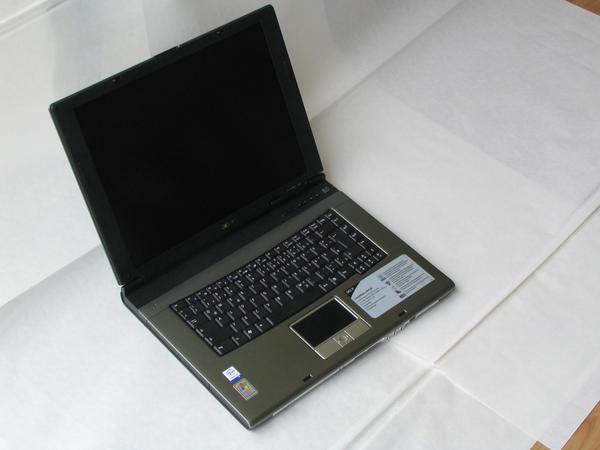 Acer 2300 2301LM Laptoptest - Foto links vorne
Photo von links vorne Testbericht über Acer 2300 2301LM. Celeron-M mit 256 MB RAM. Weitere Testberichte