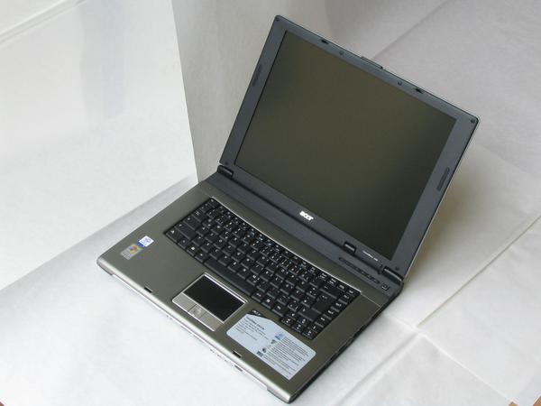 Acer 2300 2301-LM Notebooktest - Foto rechts vorne
Photo von rechts vorne. Testbericht über Acer 2300 2301LM. Celeron-M mit 256 MB RAM. Weitere Testberichte