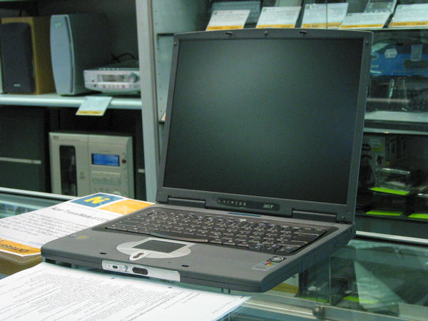 Acer Travelmate 620 Serie 620 LCI Notebooktest - Foto rechts vorne
Photo von rechts vorne. Testbericht über Acer Travelmate 620 Serie 620LCI. mobile P3 mit 256 MB RAM. Weitere Testberichte