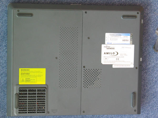 Fujitsu Siemens Amilo D x830 Notebooktest - Foto Unterseite
Photo von der Unterseite Testbericht über Fujitsu Siemens Amilo D x830. Pentium-4-HT mit 1024 MB RAM. Weitere Testberichte